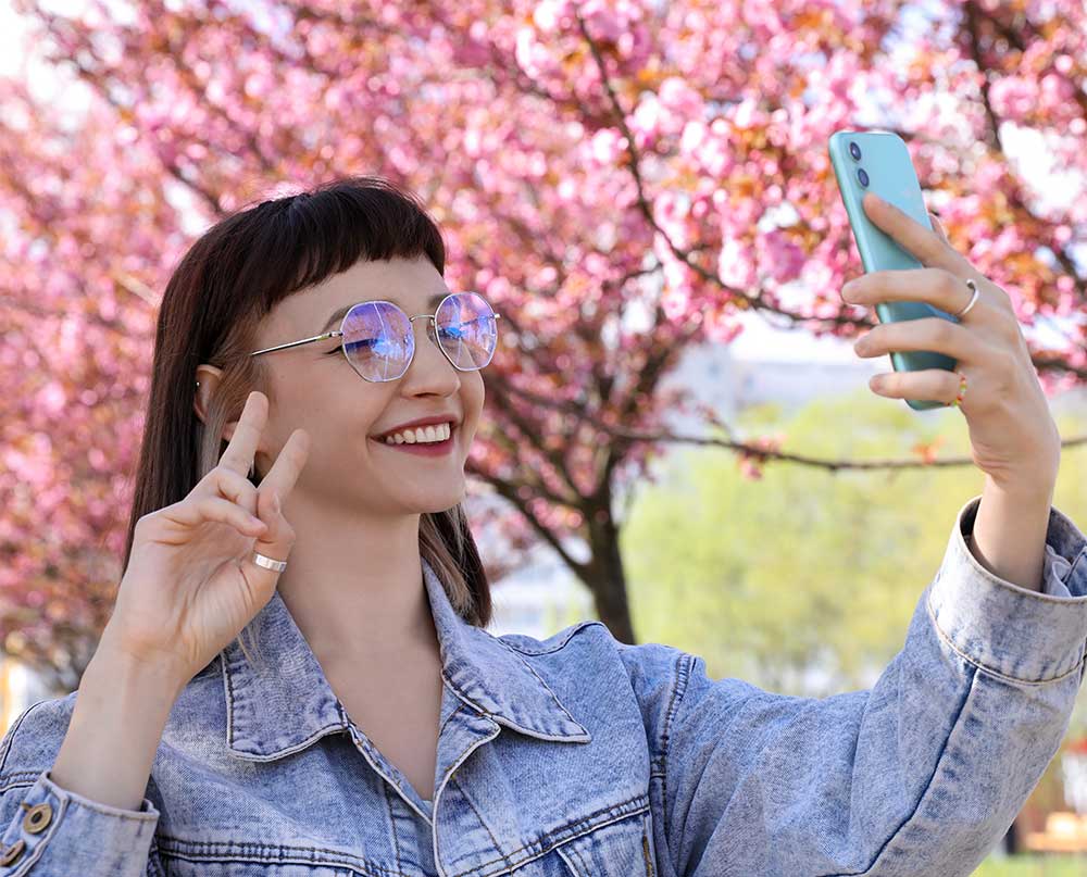 solo traveler peace sign selfie